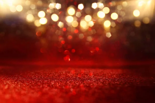 Hintergrund aus abstrakten roten, goldenen und schwarzen Glitzerlichtern. Defokussiert — Stockfoto
