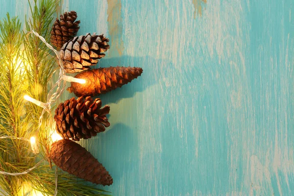 Concepto de vacaciones de conos de pino decoración para Navidad —  Fotos de Stock