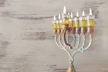 Menora (geleneksel şamdan) ve yağ mumlarıyla Yahudi bayramı Hanuka arkaplanının dini görüntüsü
