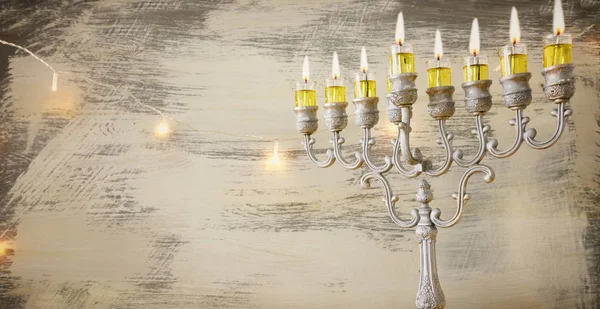 Religionsbild des jüdischen Feiertags Chanukka Hintergrund mit Menora (traditioneller Leuchter) und Ölkerzen — Stockfoto