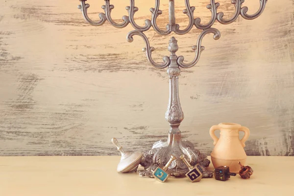 Imagen religiosa de las vacaciones judías fondo de Hanukkah con menorah (candelabros tradicionales) y dreidels —  Fotos de Stock