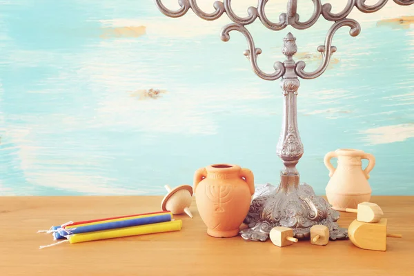 Imagen religiosa de las vacaciones judías fondo de Hanukkah con menorah (candelabros tradicionales) y dreidels — Foto de Stock