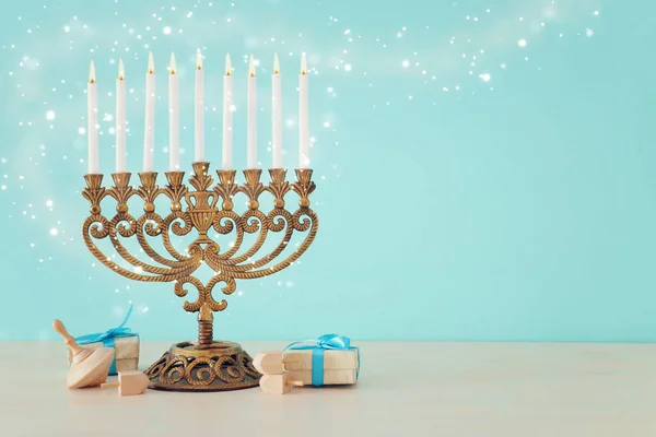 종교적 인 유대인 명절 하누카 배경 과 메노라 ( 전통적 인 촛대 ) 와 드레이 델스의 모습 — 스톡 사진