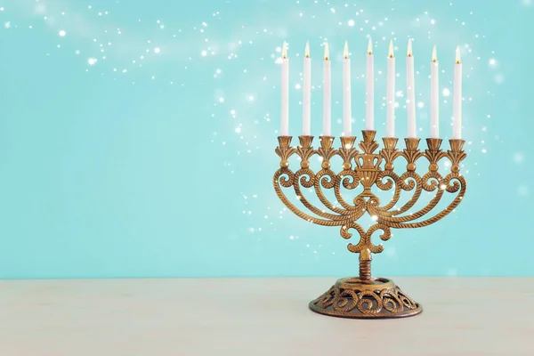 犹太节日光明节的宗教图像，背景为传统烛台和蜡烛 — 图库照片