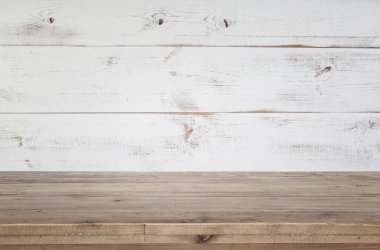 Eski beyaz ahşap duvarın önündeki klasik masanın arkaplan resmi. ürün gösterimi için hazır