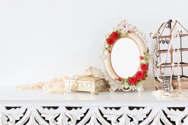 Image White Vintage Mirror Pearls Wooden Table Mockup Can Used — Stock Photo, Image