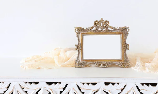 Image Gold Tone Baroque Vintage Empty Photo Frame Wooden Table — Stock Photo, Image
