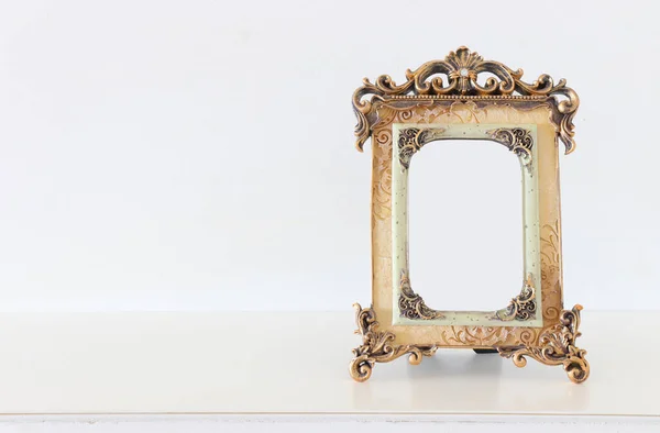 Bild Von Goldenen Ton Barocken Vintage Leeren Fotorahmen Über Holztisch — Stockfoto