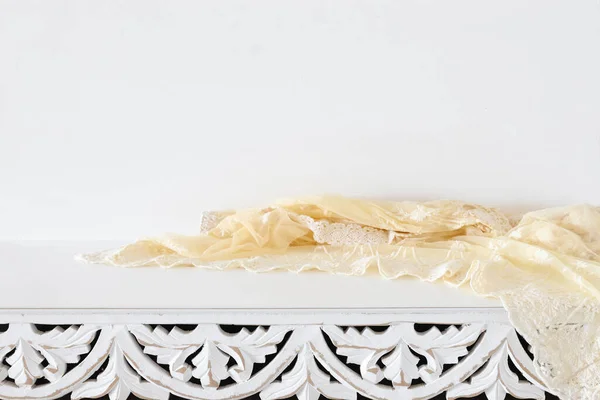 Sfondo Immagine Tavolo Vintage Tessuto Pizzo Davanti Alla Parete Bianca — Foto Stock