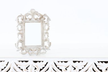 Ahşap masanın üzerinde beyaz barok klasik fotoğraf çerçevesi. Model için, fotoğraf montajı için kullanılabilir