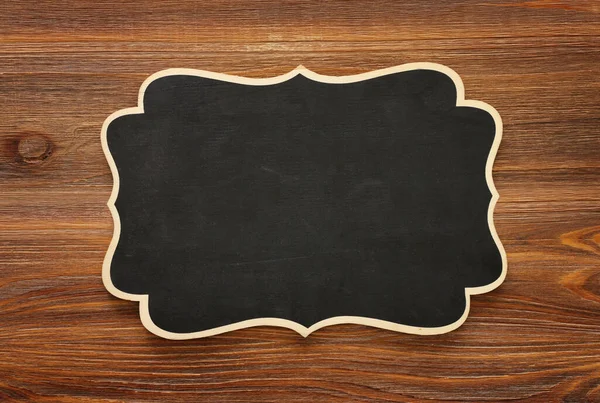 木制背景上的空复古黑板 — 图库照片