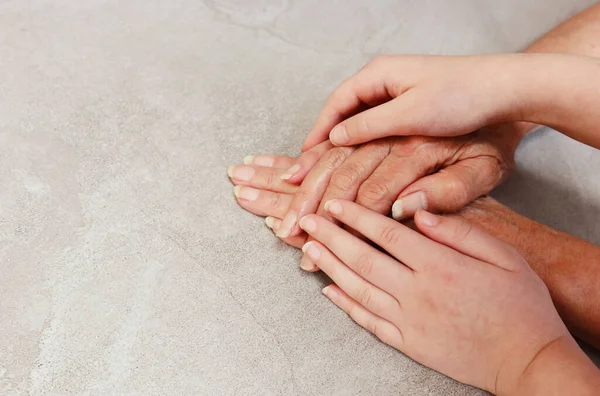 Bild Gamla Mormor Och Ett Barn Som Håller Varandra Handen — Stockfoto