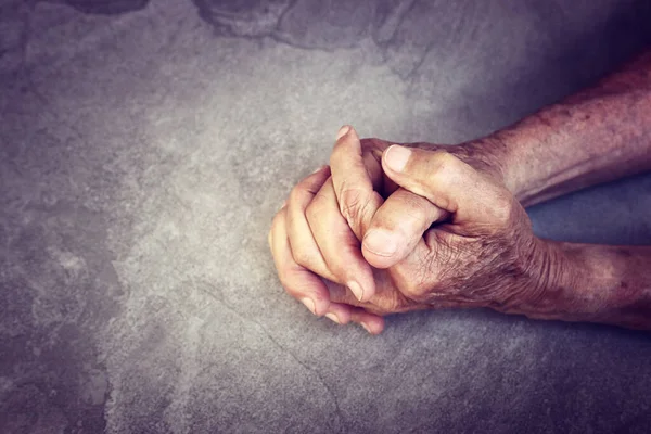 Imagem Perto Mãos Masculinas Seniores Sobre Mesa — Fotografia de Stock