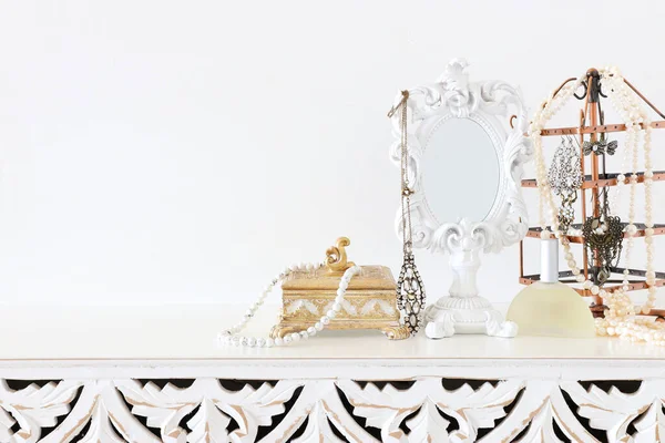 Εικόνα Από Λευκό Vintage Καθρέφτη Και Μαργαριτάρια Πάνω Από Ξύλινο — Φωτογραφία Αρχείου