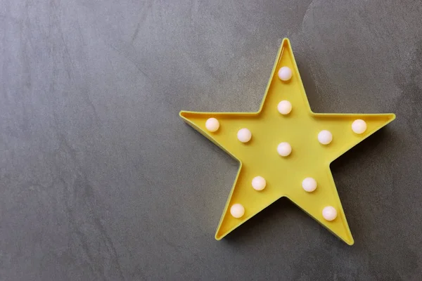 Estrela Plástico Amarelo Com Lâmpadas Sobre Fundo Escuro — Fotografia de Stock