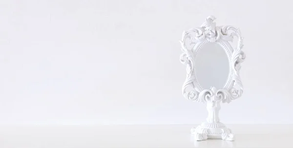 Bild Eines Weißen Vintage Spiegels Über Einem Holztisch Für Attrappen — Stockfoto