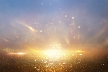 Glitter vintage ışıklar arka plan. Altın, gümüş, mavi ve beyaz. de-odaklı