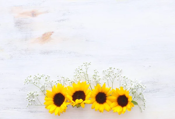 Bild Von Oben Mit Sonnenblumen Auf Weißem Holzhintergrund — Stockfoto