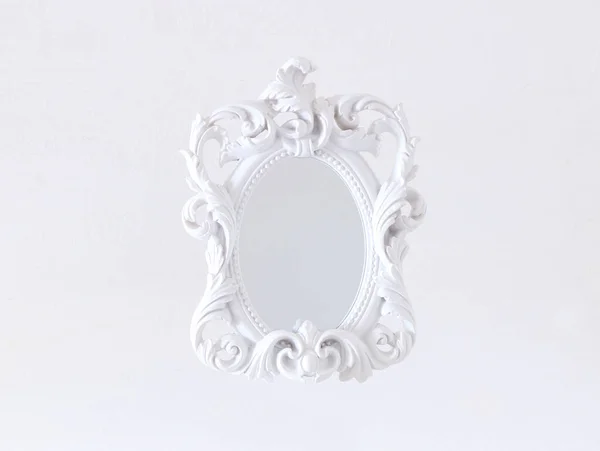 Beyaz Klasik Ayna Çerçevenin Üst Görüntüsü Model Için Fotoğraf Montajı — Stok fotoğraf