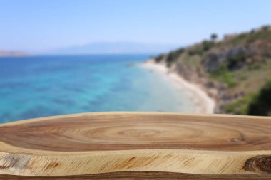 Tropik plajın önündeki ahşap masanın arkaplan resmi. Ürün gösterimi için hazır