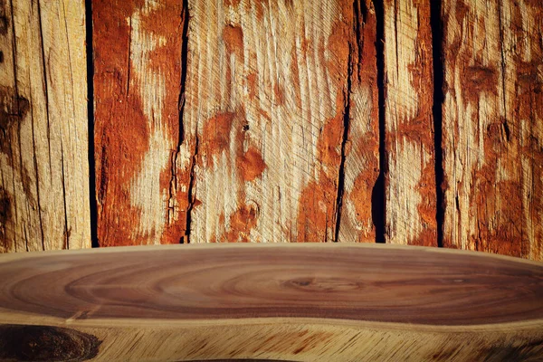 背景古い木製の壁の前にヴィンテージテーブルのイメージ 製品表示の準備ができている — ストック写真