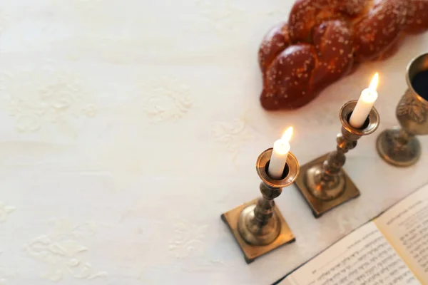 Shabbat Görüntüsü Challah Ekmeği Şabat Şarabı Mumlar Üst Görünüm — Stok fotoğraf