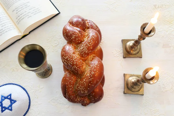 Shabbat Görüntüsü Challah Ekmeği Şabat Şarabı Mumlar Üst Görünüm — Stok fotoğraf