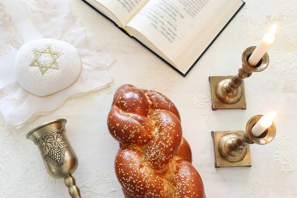 Shabbat Görüntüsü Challah Ekmeği Şabat Şarabı Mumlar Üst Görünüm — Stok fotoğraf