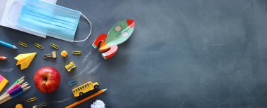 Eğitim. Okul konseptine geri dönelim. Kağıttan yapılmış roket kesimi ve karatahta arka planının üzerine boyanmış. Üst görünüm, düz uzanma