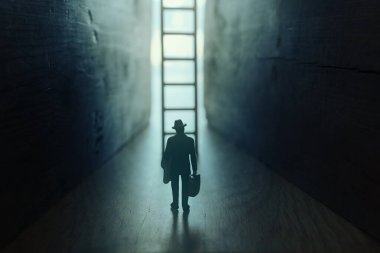 İş adamı sonunda bilinmeyen bir yolda ve merdivende yürür.