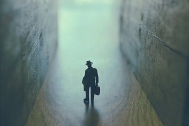 İşadamı bilinmeyen bir yolda yürüyor
