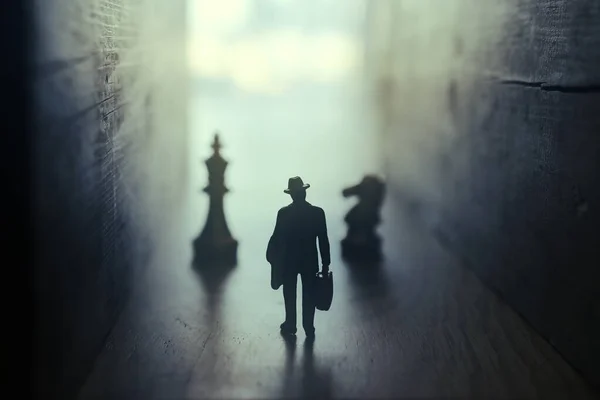 ビジネスマンは最後に未知の道とチェスを歩く — ストック写真