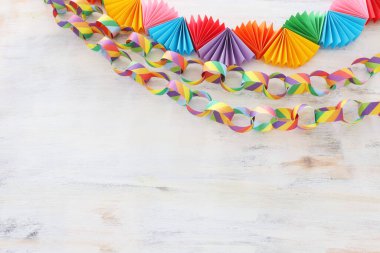 Beyaz ahşap arka planda kağıt renkli zincir çelenkler. Geleneksel Yahudi sukkot bayram dekorasyonu