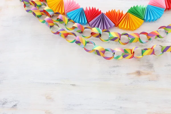 Papier Kleurrijke Ketting Slinger Witte Houten Achtergrond Traditionele Joodse Sukkot — Stockfoto