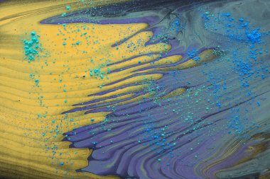 Soyut mermer efekt arka planının sanat fotoğrafçılığı. Altın ve mor, siyah, yeşil yaratıcı renkler. Güzel boya..