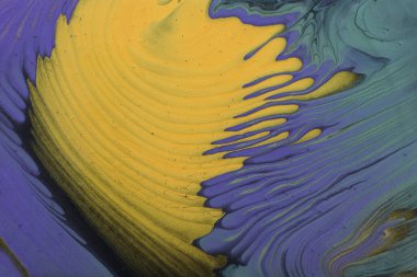 Soyut mermer efekt arka planının sanat fotoğrafçılığı. Altın ve mor, siyah, yeşil yaratıcı renkler. Güzel boya..