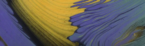 抽象的な大理石の効果の背景の芸術写真 金と紫 緑の創造的な色 美しい絵具 — ストック写真