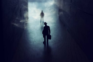 İşadamı bilinmeyen bir yolda dumanla yürüyor