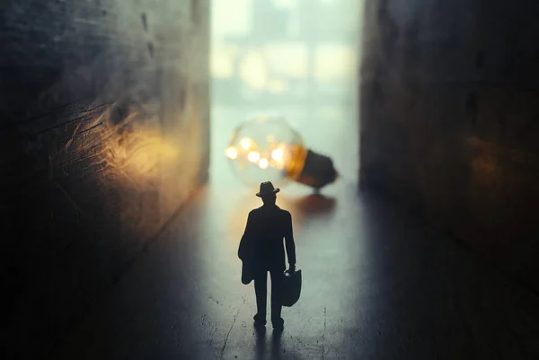 Imagen Surrealista Una Persona Pasillo Oscuro Mirando Una Bombilla Brillante — Foto de Stock