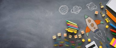 Eğitim. Okul konseptine geri dönelim. Kağıttan yapılmış roket kesimi ve karatahta arka planının üzerine boyanmış. Üst görünüm, düz uzanma