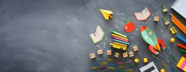 Eğitim. Okul konseptine geri dönelim. Kağıttan yapılmış roket kesimi ve karatahta arka planının üzerine boyanmış. Üst görünüm, düz uzanma