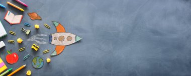 Eğitim. Okul konseptine geri dönelim. Kağıttan yapılmış roket kesimi ve karatahta arka planının üzerine boyanmış. Üst görünüm, düz uzanma