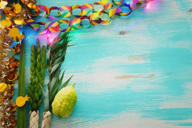 Sukkot Yahudi Festivali. Geleneksel semboller (dört tür): Etrog (citron), lulav (palmiye dalı), hadas (mersin ağacı), arava (söğüt ağacı))