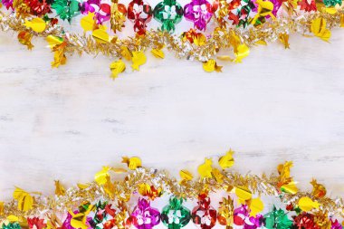 Beyaz ahşap arka planda renkli bir çelenk. Geleneksel Yahudi sukkot bayram dekorasyonu