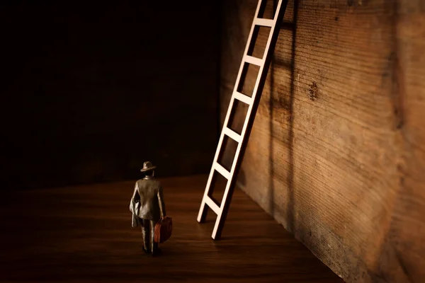 挑戦のビジネスコンセプトの写真です 男ははしごの前に立っている 問題解決と意思決定 — ストック写真