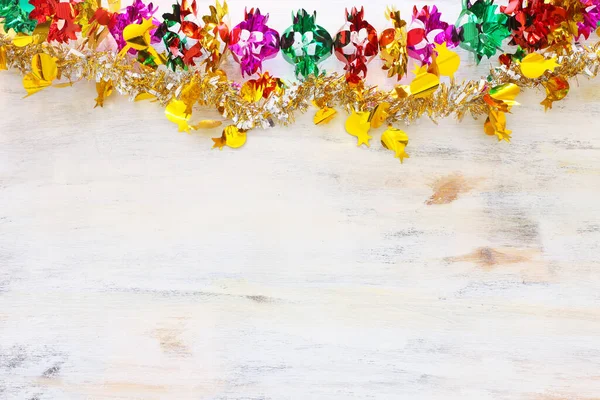 色彩斑斓的花环装饰在白色的木制背景上 传统的Jewish Sukot节日装饰 — 图库照片