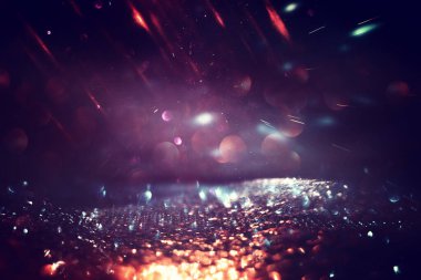 Soyut parıltılı ışıkların arkaplanı. Altın ve mor. & Odaklan