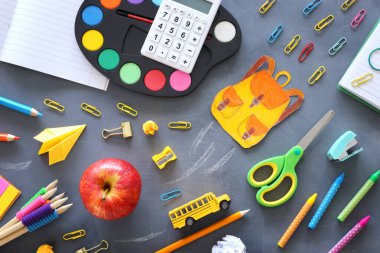 Eğitim. Okul konseptine geri dönelim. Üst görünüm, düz uzanma