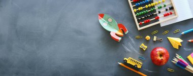Eğitim. Okul konseptine geri dönelim. Kağıttan yapılmış roket kesimi ve karatahta arka planının üzerine boyanmış. Üst görünüm, düz uzanma