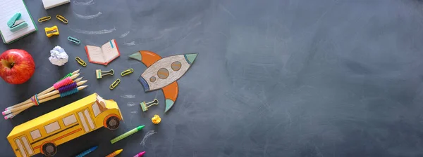 教育だ 学校のコンセプトに戻る ロケットは紙から切り取り黒板の背景に塗りました トップビュー フラットレイ — ストック写真